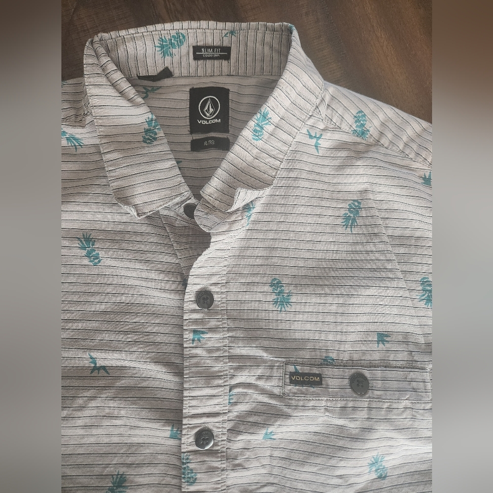 Volcom Men's Pineapple Button Down Short Sleeve Sz XL - Picture 2 of 6